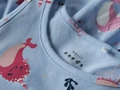 Print af hvaler og havmotiver i pink nuancer på kjole fra Name It 13228172 Chambray blue whales